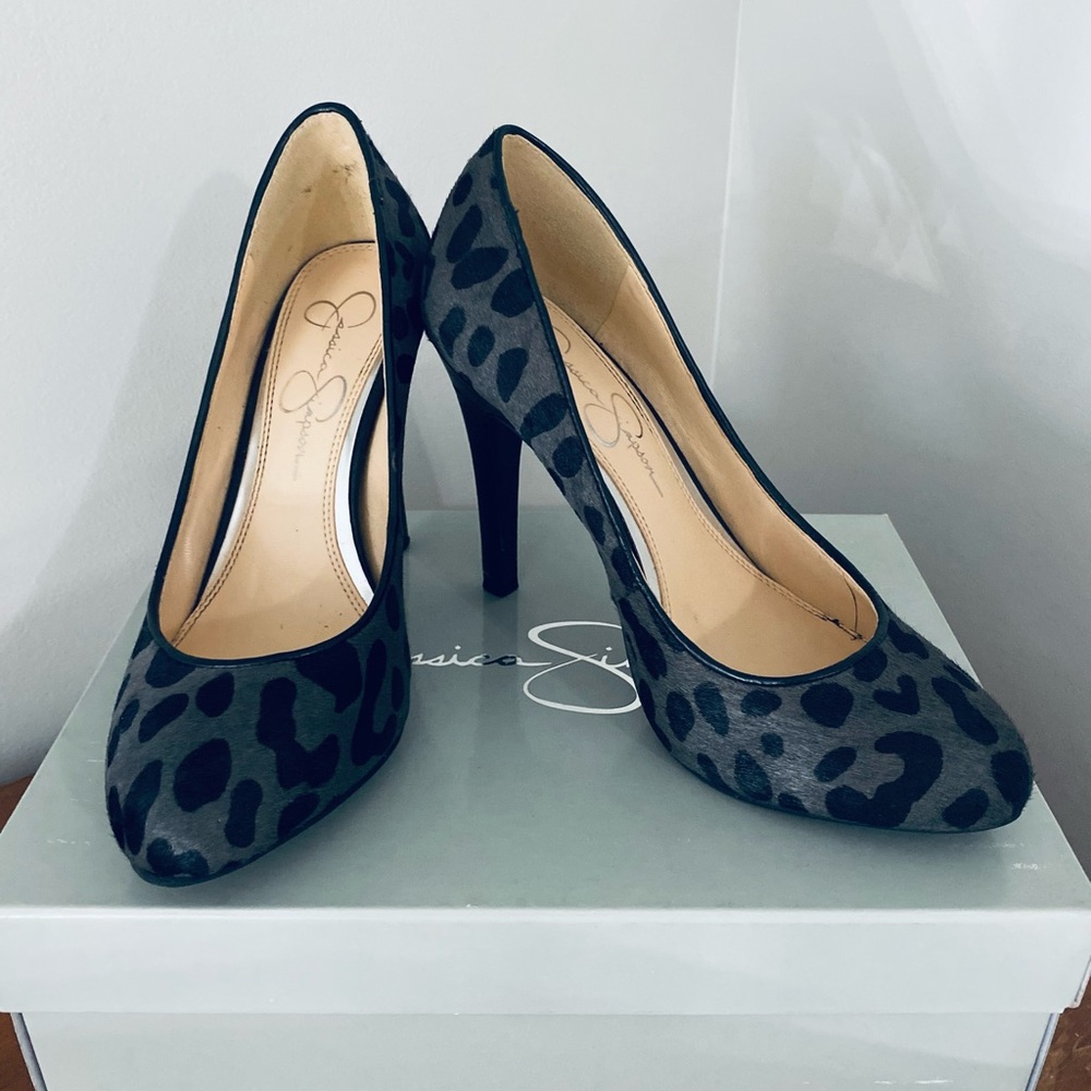 Jessica Simpson size 6 Marya Grey and Black heels